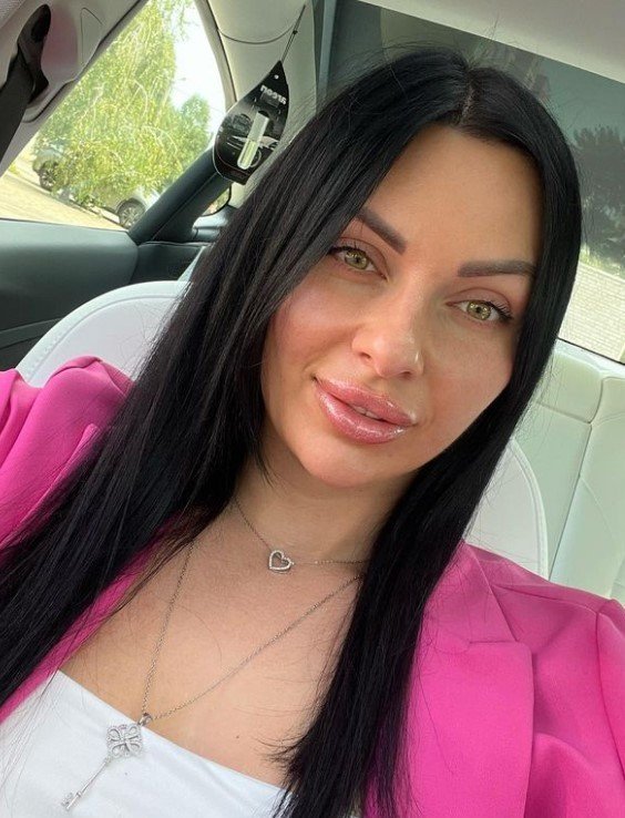 Elina M. Profile image 2