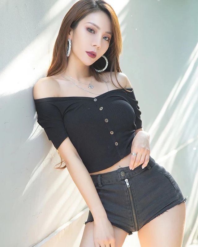 Emiko, 23