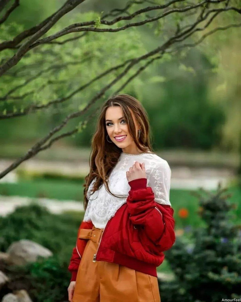 Elena Profile image 2