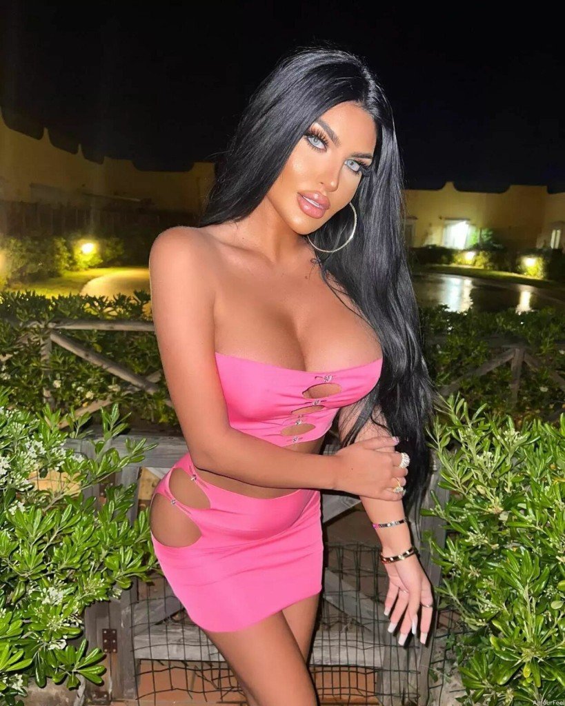 Daniela, 19
