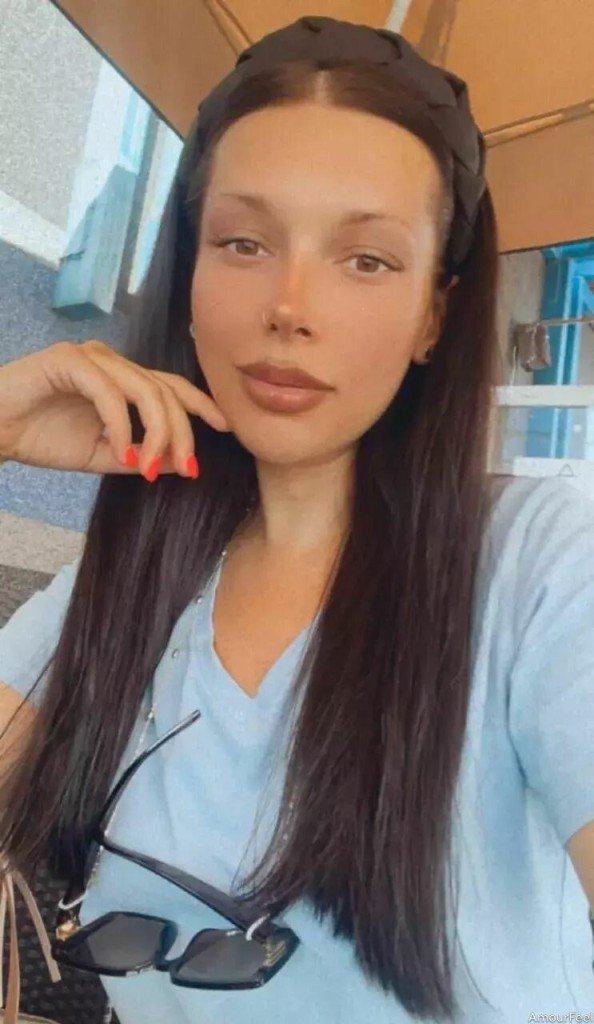 Anna, 25